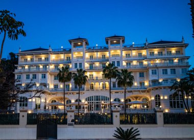 Akşamları gezinti güvertesindeki büyük otel.