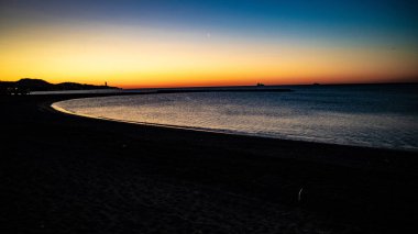 Denizin üzerinde gün batımı