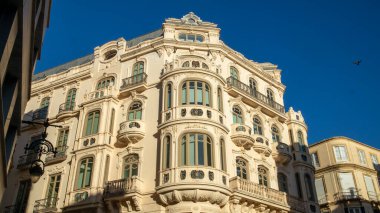 Lizbon, Portekiz - 10 Mart, 2019: Lizbon, Portekiz 'in tarihi merkezindeki eski evin cephesi