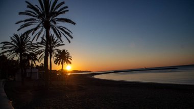 Denizin üzerinde güzel bir gün batımı