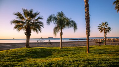 Denizin üzerinde gün batımı.