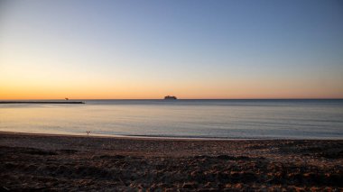 Sahilde güzel bir gün batımı