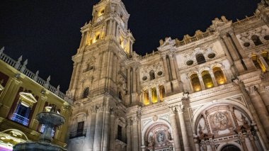 Kutsal haftanın katedrali, Barselona şehrindeki Santa Maria del Mar Kilisesi 'nin gece manzarası. İspanya