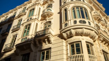 Lizbon 'da balkonları olan bir binanın tipik dış görünüşü. Portekiz