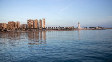 Valencia Limanı 'nın arka planında modern binalar ve binalar var.