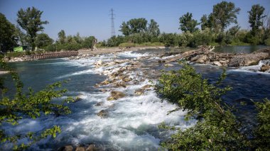 Dağların güzel manzarası. Şelaleli bir nehir.
