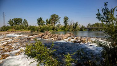 Dağlarda küçük bir nehir.