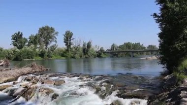 Parktaki nehrin güzel manzarası