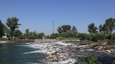 Dağlarda güzel bir şelale