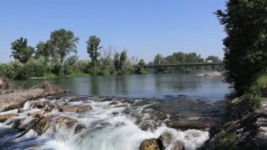 Taşlar ve suyla nehir