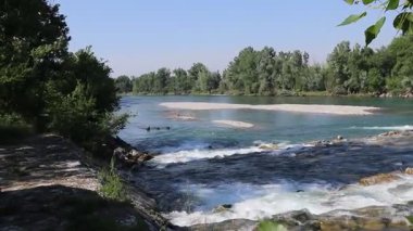 Parktaki gölün güzel manzarası.