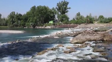 Dağlarda güzel bir şelale