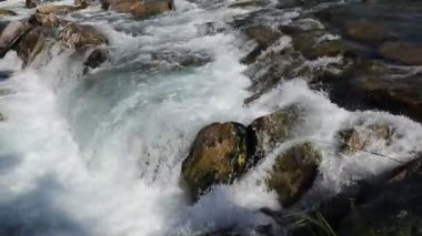 Kayalara su sıçrıyor.