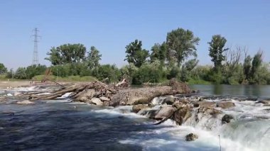 Nehir ve dağ olan güzel bir manzara.