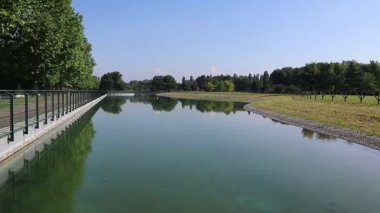 Adda nehrinin kıyısındaki köy, Vaprio d 'Adda, İtalya