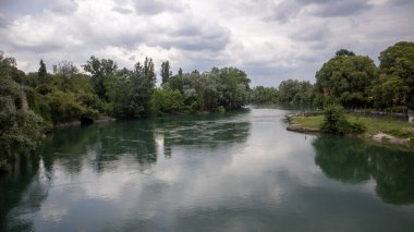 Parktaki nehrin güzel manzarası