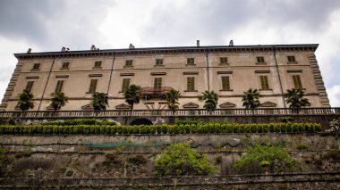 Napoli şehrinin eski binası, İtalya.