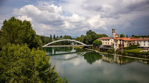 İtalya 'nın Verona şehrinin ortasındaki nehirdeki eski köprünün dikey görüntüsü.