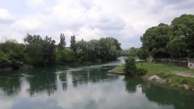 Adda nehrinin kıyısındaki köy, Vaprio d 'Adda, İtalya