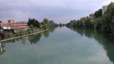 Adda nehrinin kıyısındaki köy, Vaprio d 'Adda, İtalya