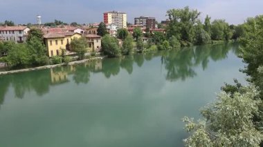 Adda nehrinin kıyısındaki köy, Vaprio d 'Adda, İtalya