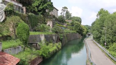 Adda nehrinin kıyısındaki köy, Vaprio d 'Adda, İtalya