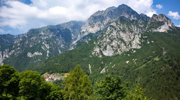 Dağların güzel manzarası