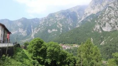 Görkemli ortaçağ kale mimarisinin manzarası