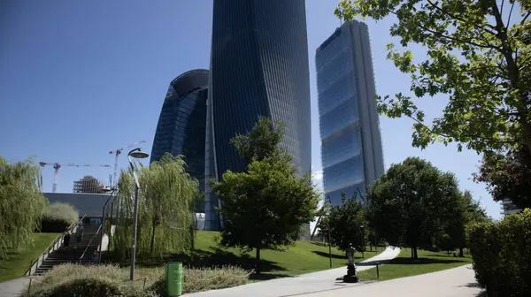 Madrid, İspanya - Eylül 26, 2018: Madrid 'deki gökdelenlerin modern binası.