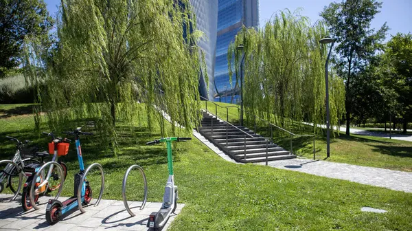 Milano modern şehir hayatı şehrin tasarım ve moda imajı