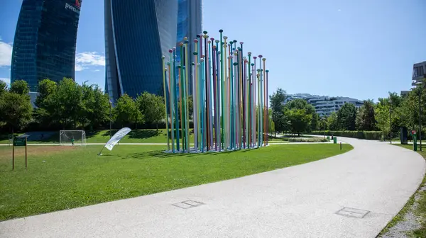 Milan, İtalya şehir yaşamı modern bölge mimarisi 8 Haziran 2025