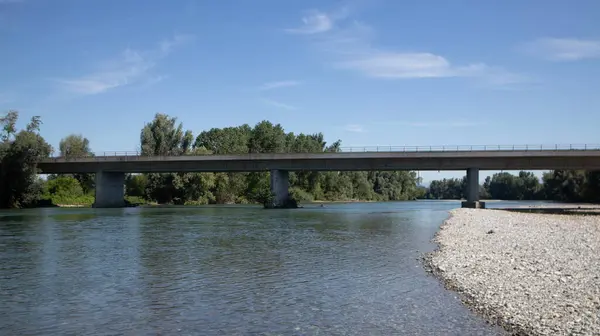 Nehir üzerinde küçük bir köprü manzarası