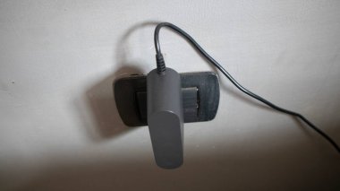 Bir elektrik prizinin yüksek açılı görüntüsü