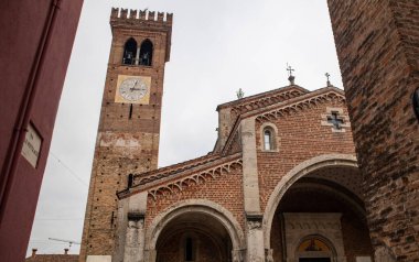 San Sigismondo, Ortaçağ kilise ve kulesi, Rivolta d 'Adda, Cremona, Lombardy, İtalya, 28 Temmuz 2025