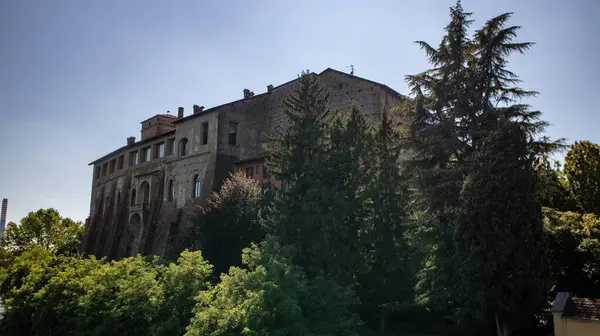 Cassano d 'Adda' daki Visconti Kalesi, Milano, Lombardy, İtalya, 29 Temmuz 2025