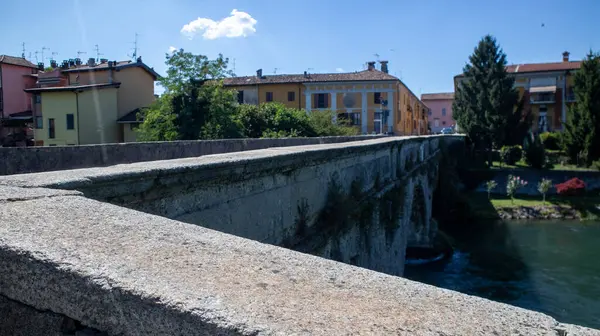 İtalya, Verona 'da küçük bir kasabada nehir üzerinde bir köprü..