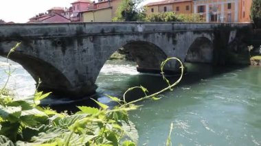 İtalyan şehrindeki bir parkta güzel bir nehir görüntüsü.