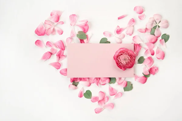 분홍색 봉투가 카드가 나온다 루스의 발렌틴데이는 로맨틱 배경이야 고품질 — 스톡 사진