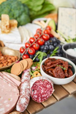 Akdeniz mezeleri, tapas ya da antipasto dolu bir masa. Çeşitli İtalyan yemek takımları. Partide ya da piknikte lezzetli atıştırmalıklar. Et ve peynir. İtalyan usulü ziyafet. - Evet. Yüksek kalite fotoğraf