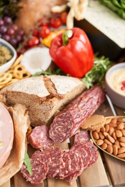 Akdeniz mezeleri, tapas ya da antipasto dolu bir masa. Çeşitli İtalyan yemek takımları. Partide ya da piknikte lezzetli atıştırmalıklar. Et ve peynir. İtalyan usulü ziyafet. - Evet. Yüksek kalite fotoğraf