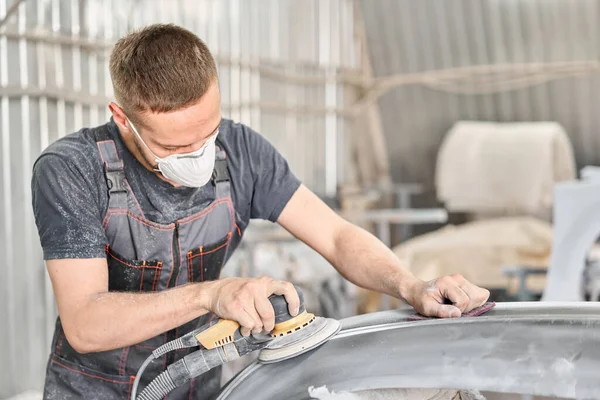 Mekanikern Arbetar Med Ett Slipverktyg Slipning Bildelar Garagemålning Bilservice Reparation — Stockfoto