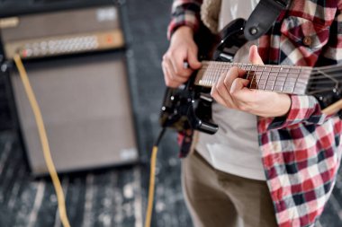 Gitar çalmak ve konser konsepti. Rock müzik grubunun tekrarı. Elektro gitarist..