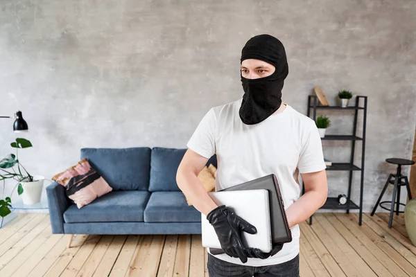 Modern Pahalı Televizyonu Çalan Siyah Kar Maskeli Bir Hırsız Maskeli — Stok fotoğraf