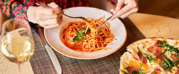 Mujer Come Pasta Italiana Con Tomate Carne Los Espaguetis Cerca — Foto de Stock
