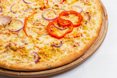 Şef baker Tekdüzen mavi önlük kesme Pizza'da mutfak içinde closeup el