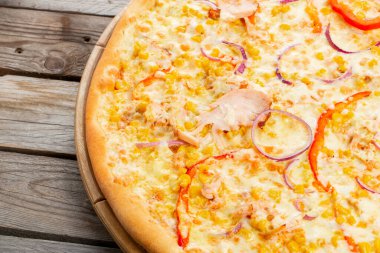 Şef baker Tekdüzen mavi önlük kesme Pizza'da mutfak içinde closeup el