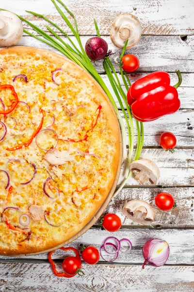 stock image Closeup hand of chef baker in uniform blue apron cutting pizza at kitchen