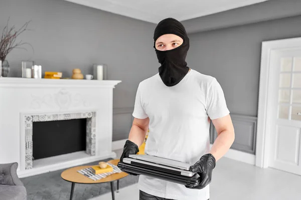 Modern Pahalı Televizyonu Çalan Siyah Kar Maskeli Bir Hırsız Maskeli — Stok fotoğraf