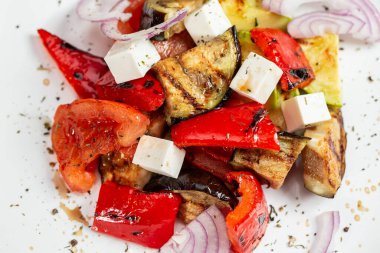 Yunan salatası, peynirli sebze. Izgara sebze, patlıcan, kırmızı biber, soğan. Kırsal bir masada ahşap bir tahtada servis yapmak. Barbekü restoran menüsü.