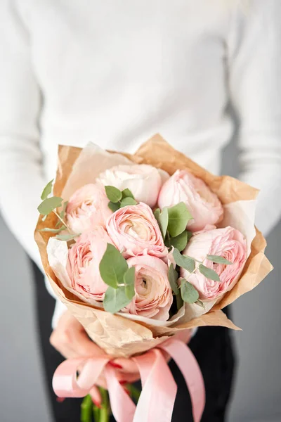Рожевий Баклажан Евкаліптом Букет Рожевих Квітів Рунункулів Жіночих Руках — стокове фото